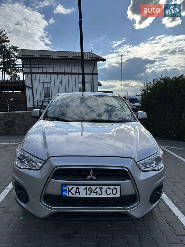 Позашляховик / Кросовер Mitsubishi Outlander Sport 2013 в 