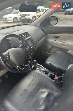 Внедорожник / Кроссовер Mitsubishi Outlander Sport 2016 в 