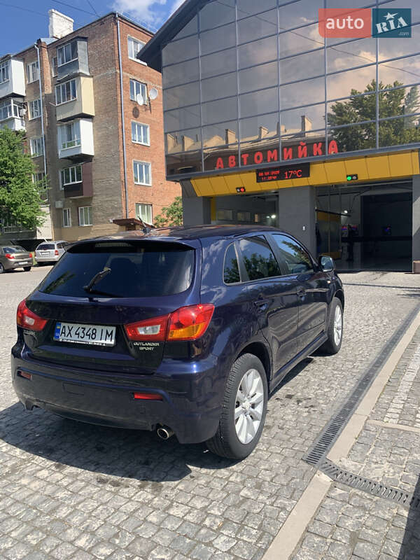 Mitsubishi Outlander Sport 2011