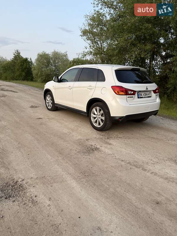 Позашляховик / Кросовер Mitsubishi Outlander Sport 2014 в Рівному