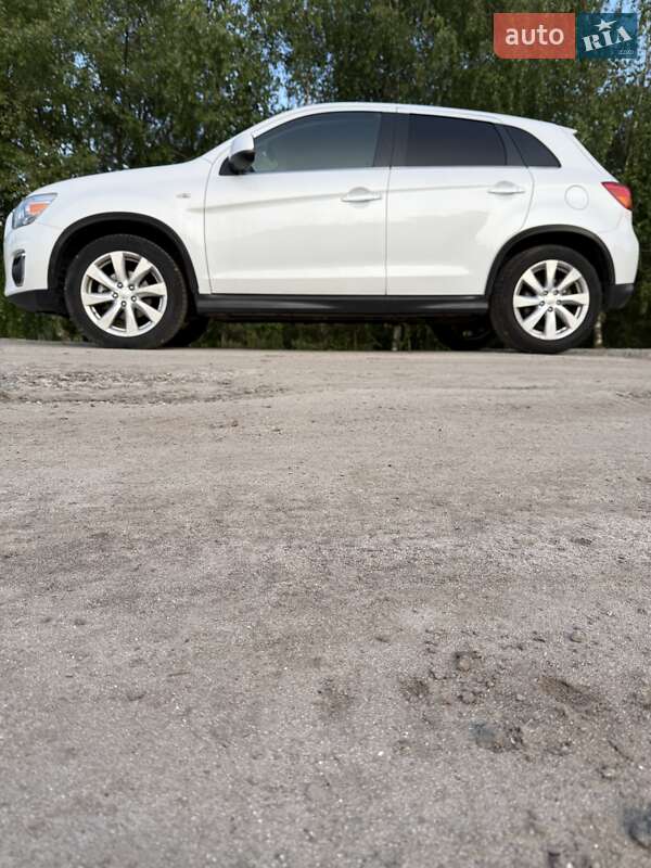 Позашляховик / Кросовер Mitsubishi Outlander Sport 2014 в Рівному