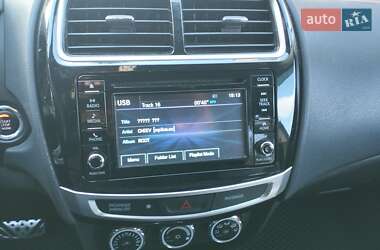 Внедорожник / Кроссовер Mitsubishi Outlander Sport 2016 в 