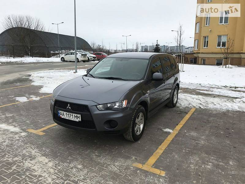 Позашляховик / Кросовер Mitsubishi Outlander XL 2010 в Києві