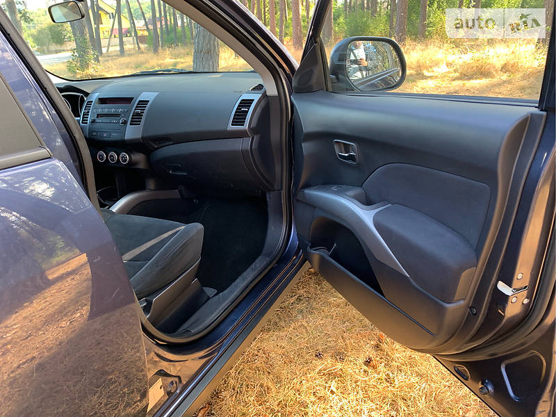 Позашляховик / Кросовер Mitsubishi Outlander XL 2009 в Житомирі