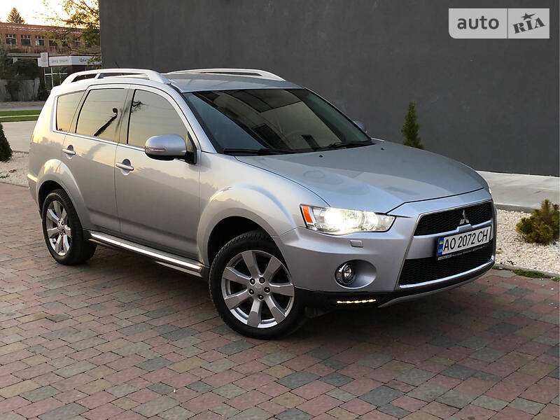 Внедорожник / Кроссовер Mitsubishi Outlander XL 2011 в Ужгороде