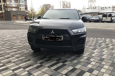 Позашляховик / Кросовер Mitsubishi Outlander XL 2010 в 