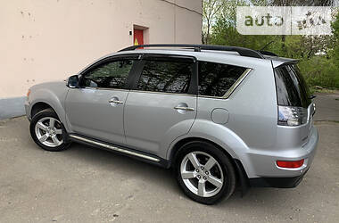 Позашляховик / Кросовер Mitsubishi Outlander XL 2011 в 