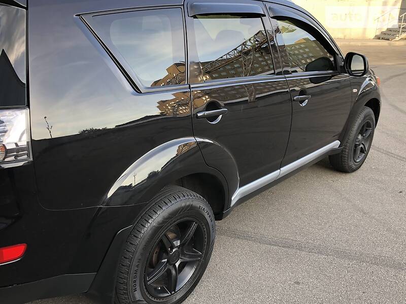 Позашляховик / Кросовер Mitsubishi Outlander XL 2008 в Києві