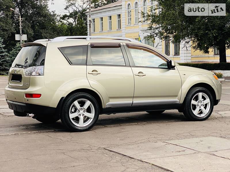 Позашляховик / Кросовер Mitsubishi Outlander XL 2008 в Кам'янському