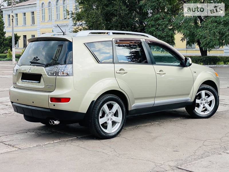 Позашляховик / Кросовер Mitsubishi Outlander XL 2008 в Кам'янському