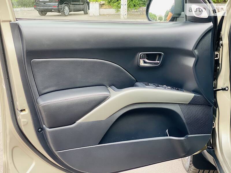 Позашляховик / Кросовер Mitsubishi Outlander XL 2008 в Кам'янському