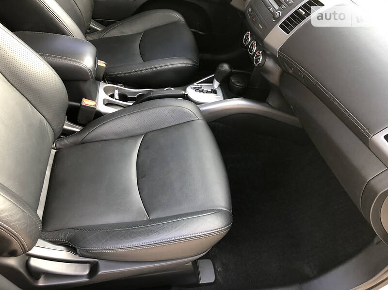 Внедорожник / Кроссовер Mitsubishi Outlander XL 2012 в Киеве