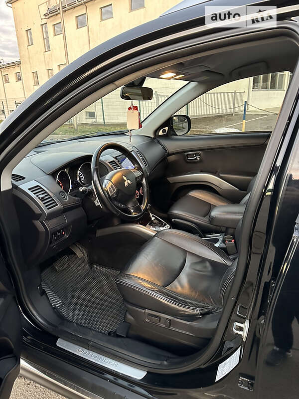 Внедорожник / Кроссовер Mitsubishi Outlander XL 2010 в Ивано-Франковске