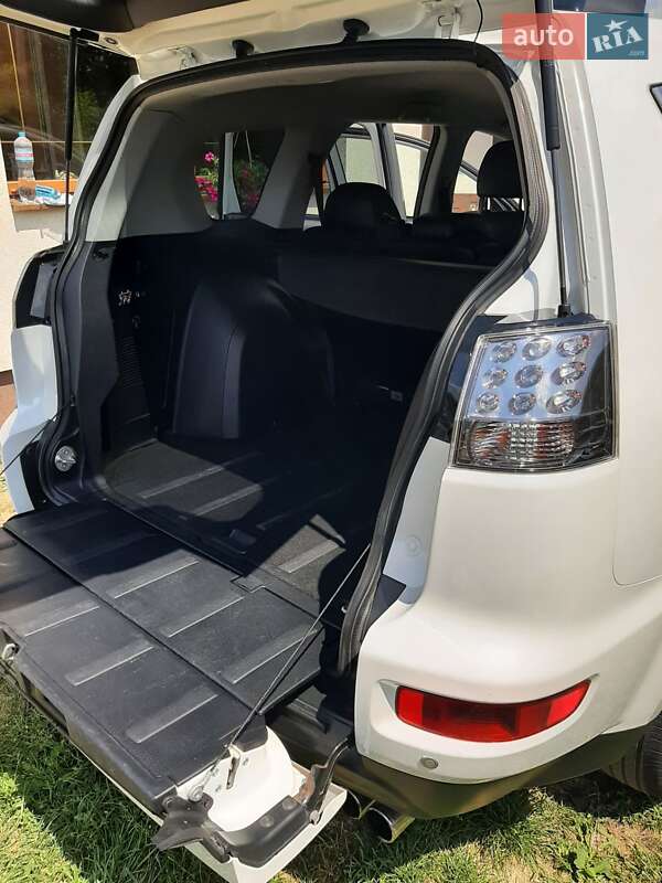 Внедорожник / Кроссовер Mitsubishi Outlander XL 2011 в Ивано-Франковске