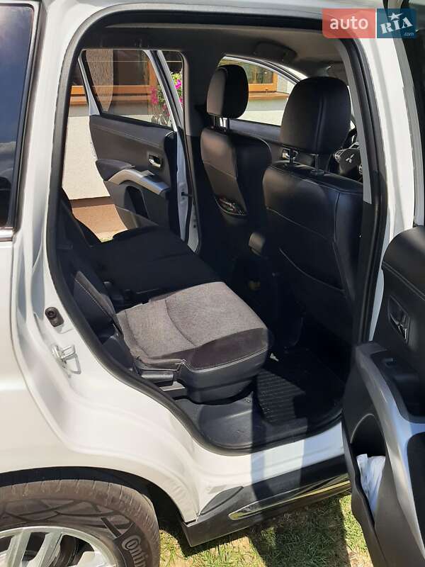 Внедорожник / Кроссовер Mitsubishi Outlander XL 2011 в Ивано-Франковске