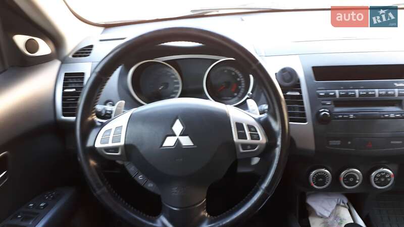 Позашляховик / Кросовер Mitsubishi Outlander XL 2008 в Києві