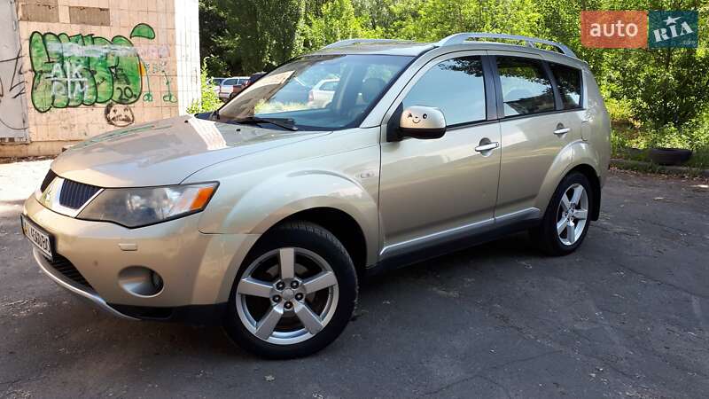 Позашляховик / Кросовер Mitsubishi Outlander XL 2008 в Києві