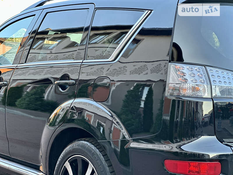 Внедорожник / Кроссовер Mitsubishi Outlander XL 2011 в Стрые