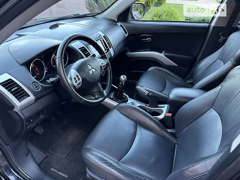 Внедорожник / Кроссовер Mitsubishi Outlander XL 2011 в Стрые