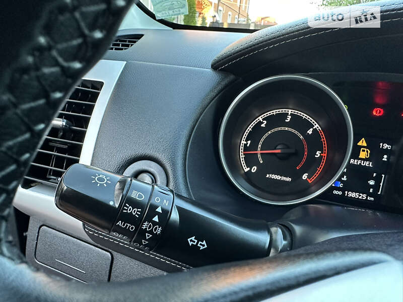 Внедорожник / Кроссовер Mitsubishi Outlander XL 2011 в Стрые