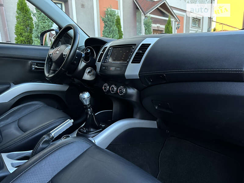 Внедорожник / Кроссовер Mitsubishi Outlander XL 2011 в Стрые