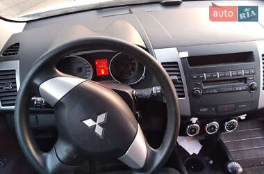 Внедорожник / Кроссовер Mitsubishi Outlander XL 2010 в 