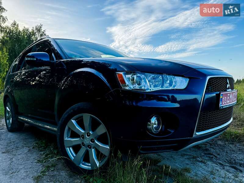 Внедорожник / Кроссовер Mitsubishi Outlander XL 2012 в Сребном