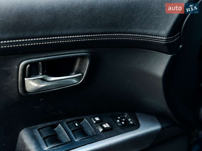 Внедорожник / Кроссовер Mitsubishi Outlander XL 2012 в Сребном