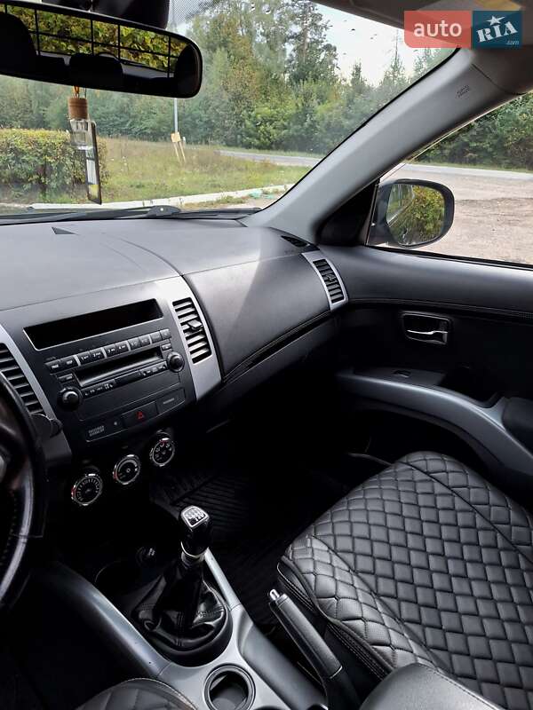 Внедорожник / Кроссовер Mitsubishi Outlander XL 2010 в Ковеле