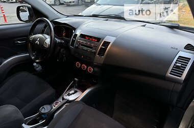 Позашляховик / Кросовер Mitsubishi Outlander XL 2009 в Києві