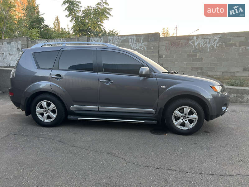Внедорожник / Кроссовер Mitsubishi Outlander XL 2009 в Николаеве