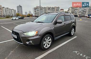 Позашляховик / Кросовер Mitsubishi Outlander XL 2012 в Києві