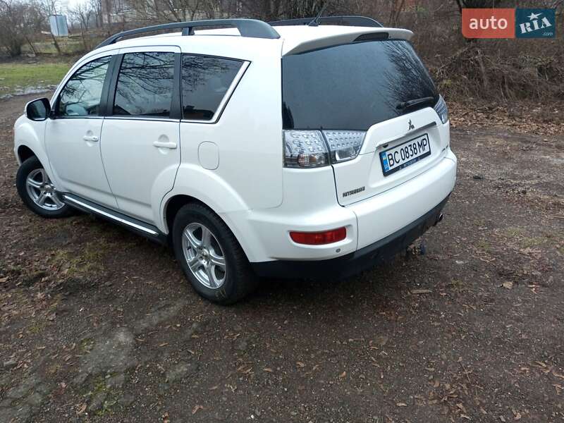 Позашляховик / Кросовер Mitsubishi Outlander XL 2010 в Городку