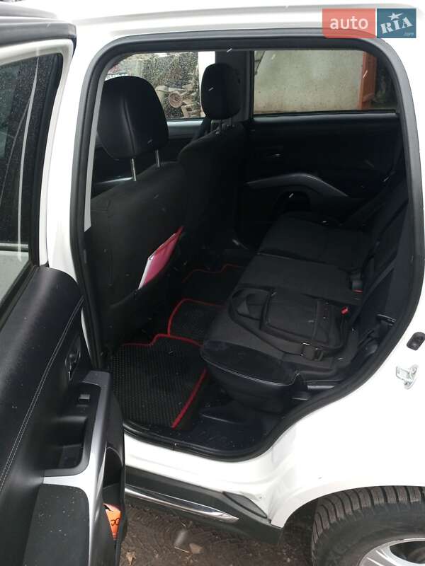 Позашляховик / Кросовер Mitsubishi Outlander XL 2010 в Городку