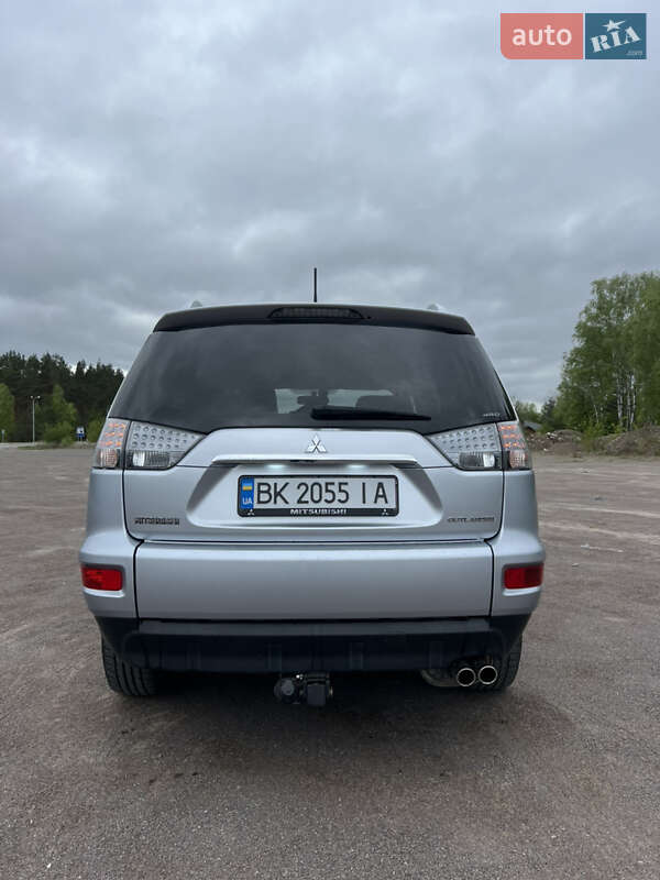 Внедорожник / Кроссовер Mitsubishi Outlander XL 2010 в Ровно