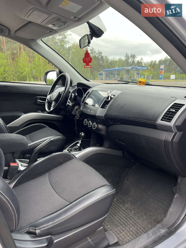 Внедорожник / Кроссовер Mitsubishi Outlander XL 2010 в Ровно