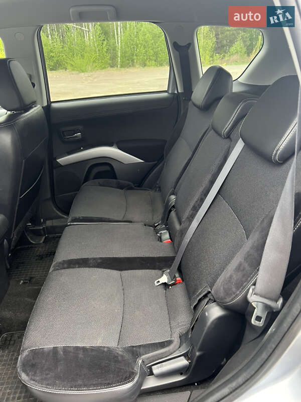 Внедорожник / Кроссовер Mitsubishi Outlander XL 2010 в Ровно