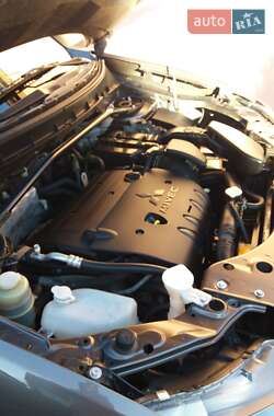 Внедорожник / Кроссовер Mitsubishi Outlander XL 2010 в 