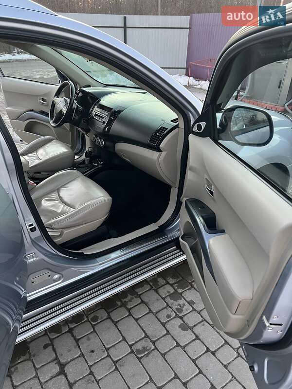 Внедорожник / Кроссовер Mitsubishi Outlander XL 2008 в Новом Роздоле