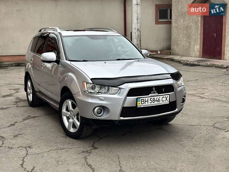 Позашляховик / Кросовер Mitsubishi Outlander XL 2010 в Одесі