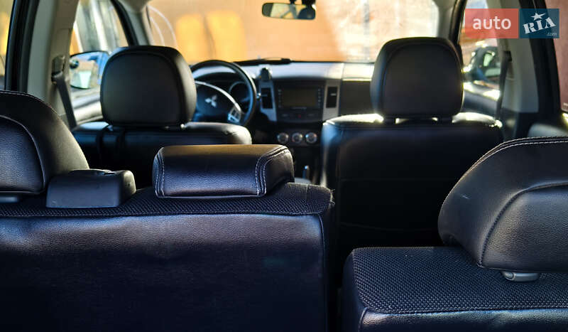 Внедорожник / Кроссовер Mitsubishi Outlander XL 2011 в Калуше