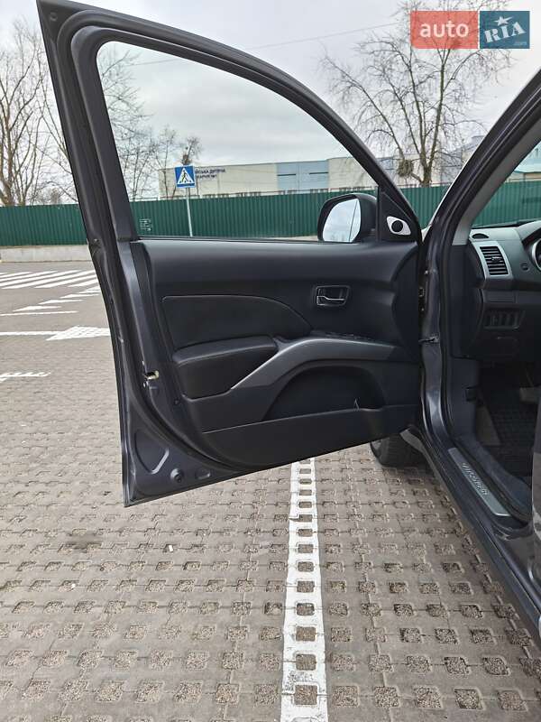 Внедорожник / Кроссовер Mitsubishi Outlander XL 2008 в Киеве