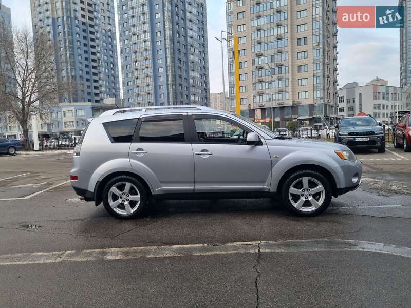 Позашляховик / Кросовер Mitsubishi Outlander XL 2008 в Києві