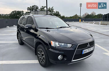 Позашляховик / Кросовер Mitsubishi Outlander XL 2012 в Києві