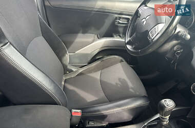 Позашляховик / Кросовер Mitsubishi Outlander XL 2012 в 