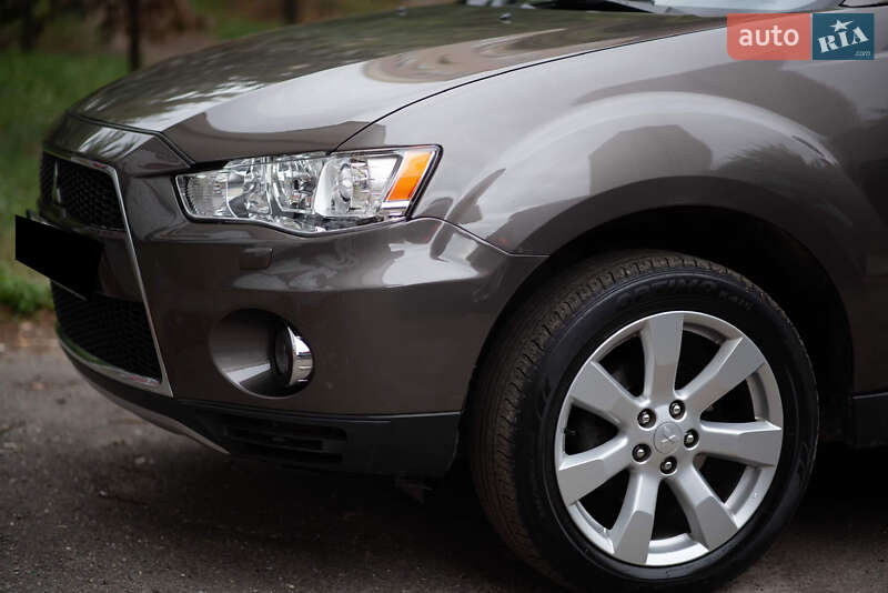 Внедорожник / Кроссовер Mitsubishi Outlander XL 2010 в Киеве