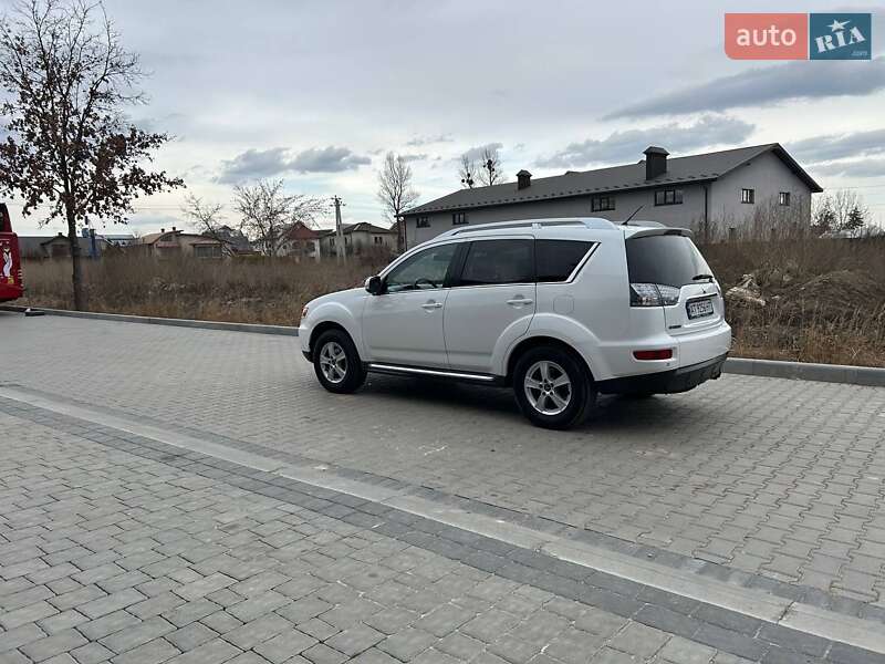 Внедорожник / Кроссовер Mitsubishi Outlander XL 2010 в Ивано-Франковске