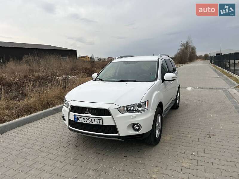 Внедорожник / Кроссовер Mitsubishi Outlander XL 2010 в Ивано-Франковске