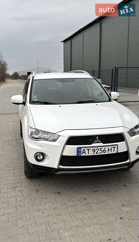Внедорожник / Кроссовер Mitsubishi Outlander XL 2010 в Ивано-Франковске