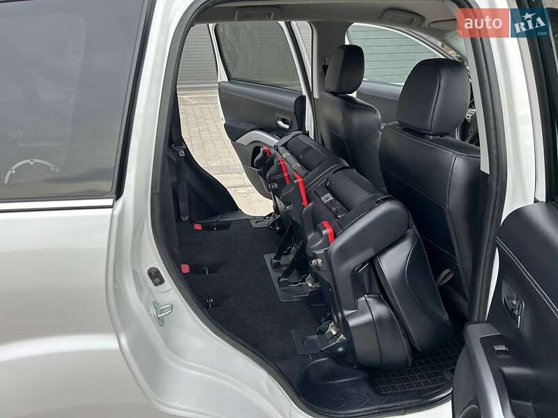 Внедорожник / Кроссовер Mitsubishi Outlander XL 2010 в Ивано-Франковске